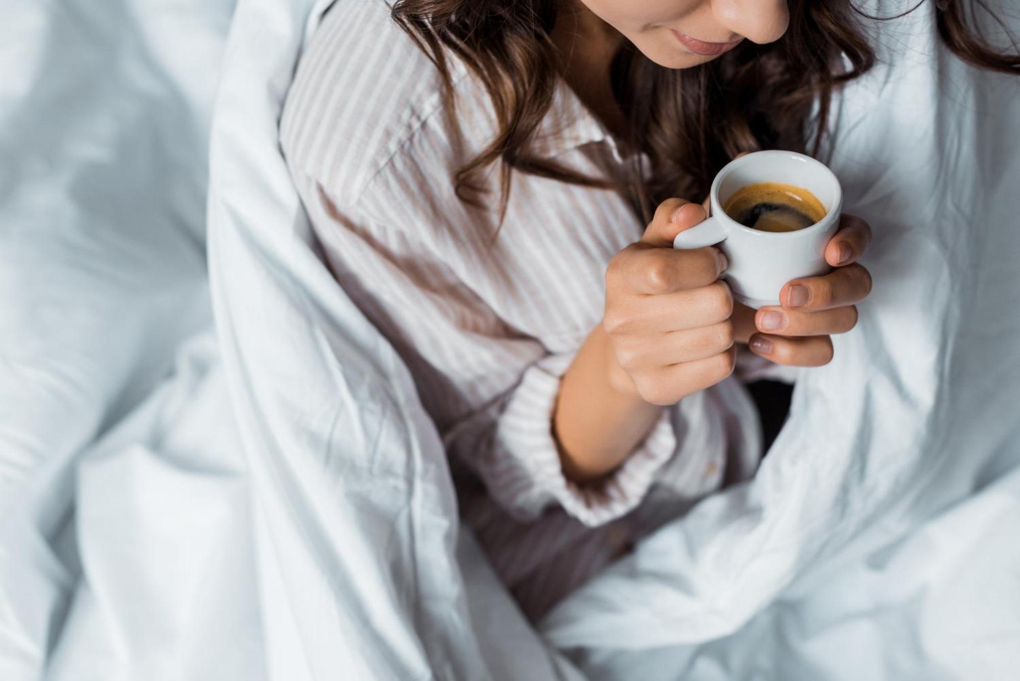 Eilandhotel Texel Де-Коксдорп Экстерьер фото A woman drinking coffee